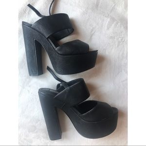 STEVE MADDEN Black Platform Heels